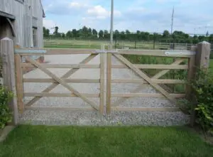 Hardhouten dubbele poort London met enkel kruis