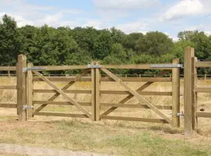 Engelse toegangspoort - houten poort