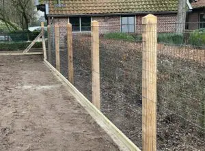 Honden omheining - eiken palen met gaas