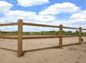 omheining paardenbak - rijbak houten omheining