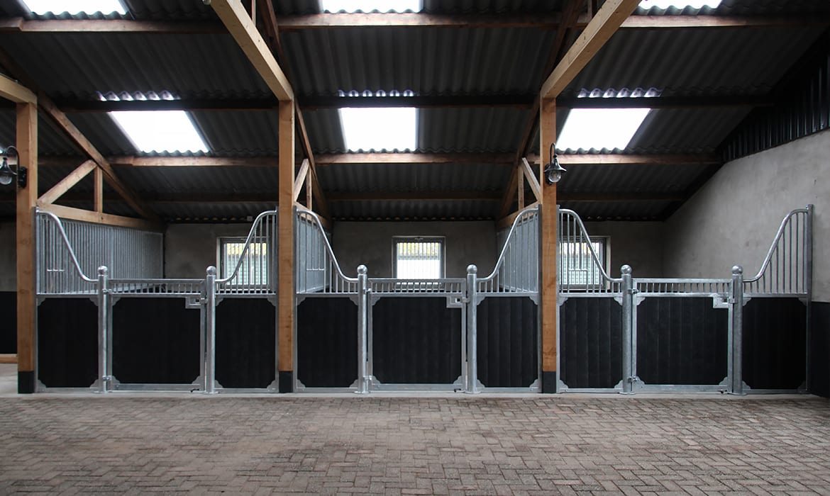 Voorraad paardenboxen gecombineerd met oude gebinten